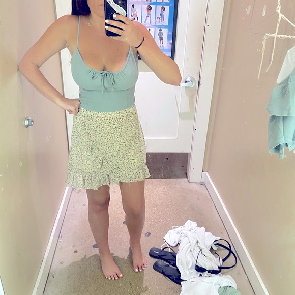 Hi, I’m Alexis. Like and leave a comment so I can check out your closet too! - Picture 5 of 12